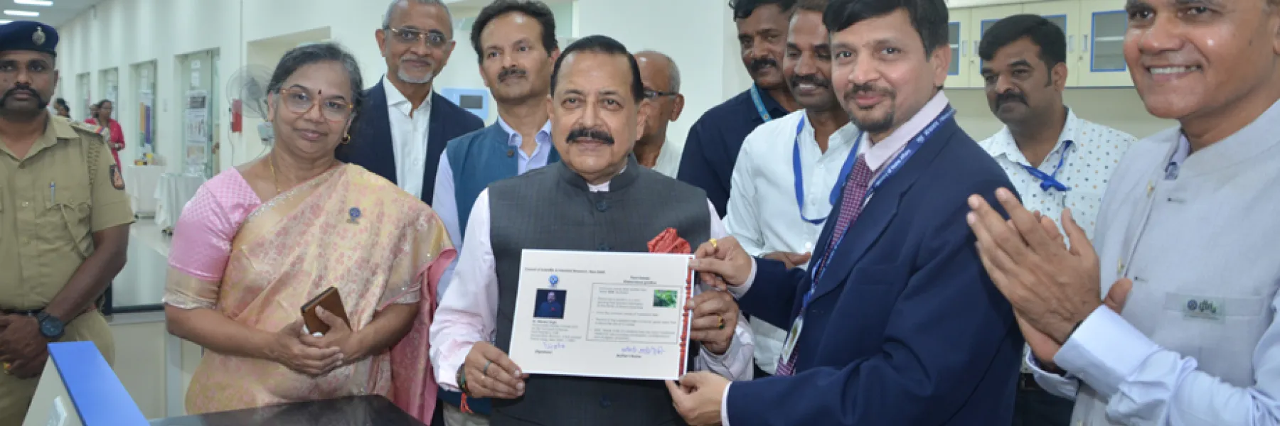 Dr. Jitendra Singh holding a certificate with CSIR-CFTRI scientists during a laboratory visit